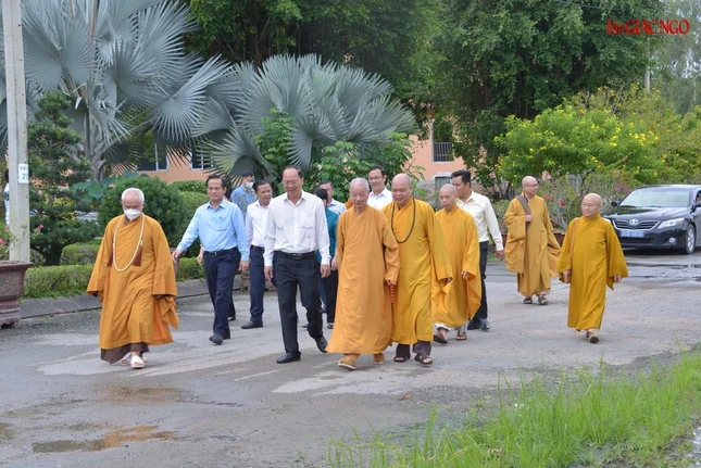 Lãnh đạo thành phố và Hội đồng Điều Hành cùng đến nơi trồng cây lưu niệm