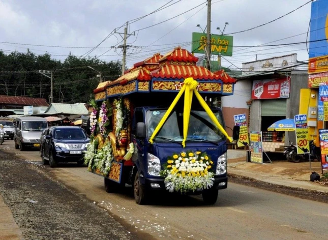 Đoàn xe di chuyển đến Đài hỏa tảng bệnh viện Nhân Ái để cử hành lễ Trà-tỳ