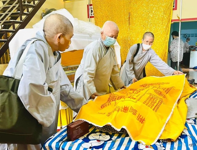 Ni trưởng Thích nữ Bửu Hòa chỉ dạy chư Ni chuẩn bị cho lễ nhập quan sáng 6-10