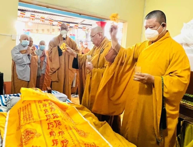 Chư tôn đức sái tịnh nhục thân Chư tôn đức sái tịnh nhục thân