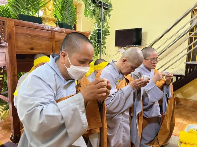 Ni sư Thích nữ Tường Hạnh và chư Ni dâng trà cúng dường Giác linh cố Ni trưởng