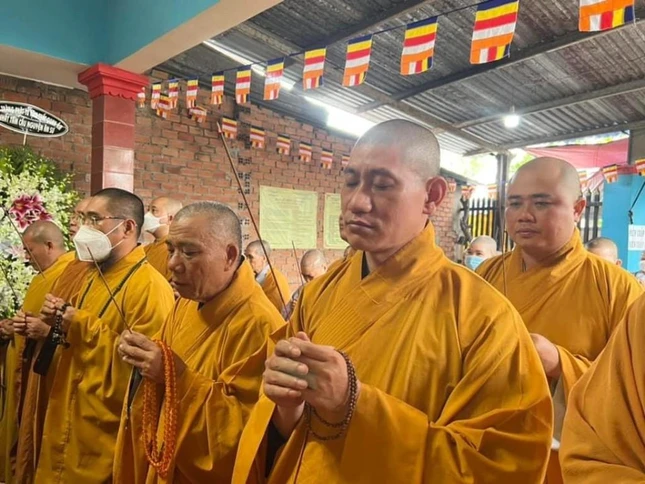 Chư Tăng niêm hương cầu nguyện Chư Tăng niêm hương cầu nguyện