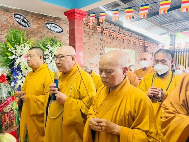 Chư tôn đức niêm hương cầu nguyện