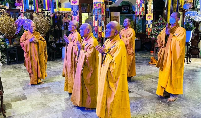 Chư tôn đức lãnh đạo Hội đồng Trị sự thắp hương tưởng niệm