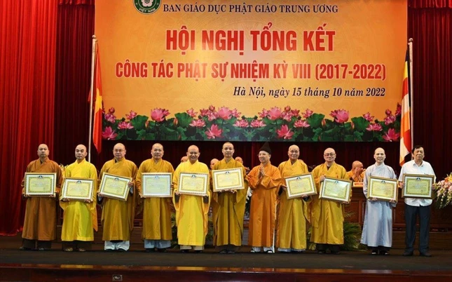 Ban Giáo dục Phật giáo tặng Bằng Tuyên dương công đức đến các thành viên