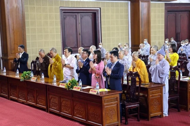 Lãnh đạo chính quyền và chư tôn đức Tăng Ni tham dự