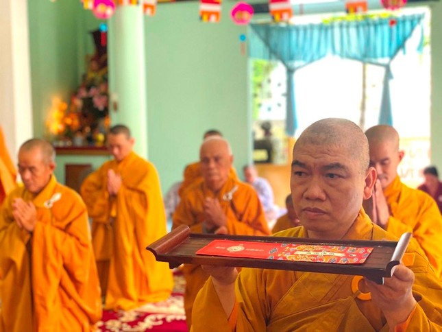 Thượng tọa Thích Trí Thanh, dâng sớ cầu nguyện trong lễ húy nhật tôn sư