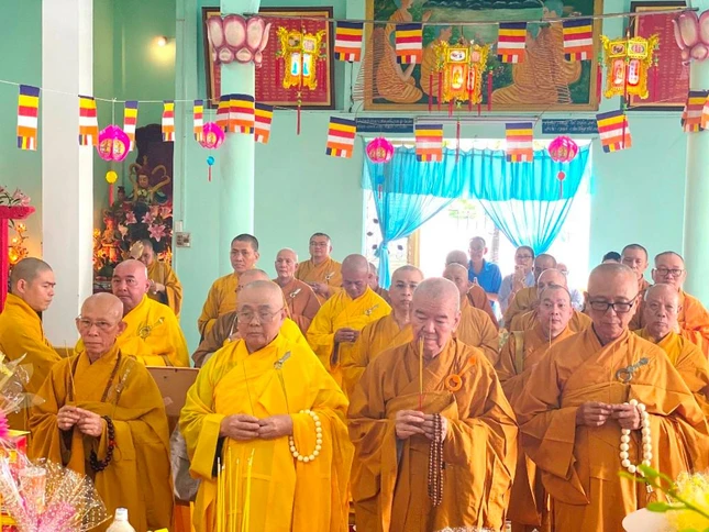 Chư tôn đức niệm hương cầu nguyện