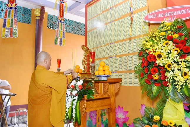 Linh vị các nạn nhân được tôn trí tại đàn tràng để thực hiện các nghi thức tâm linh