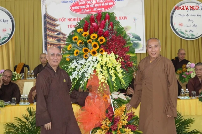 Ban Giám hiệu Trường Trung cấp Phật học thành phố tặng hoa