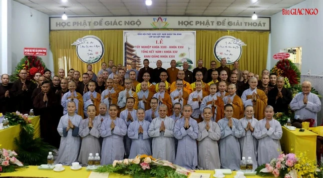 Tăng, Ni sinh các khóa chụp hình lưu niệm cùng Ban Chủ nhiệm, giáo thọ sư và bổn sư