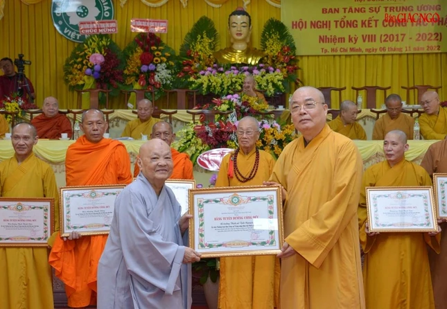 Hòa thượng Thích Thanh Nhiễu tặng Bằng tuyên dương công đức đến Phân ban Ni giới Trung ương Hòa thượng Thích Thanh Nhiễu tặng Bằng tuyên dương công đức đến Phân ban Ni giới Trung ương