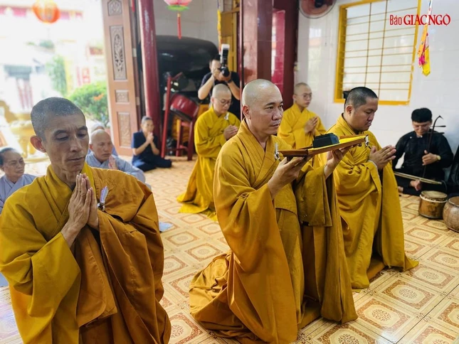 Môn đồ dâng sớ cầu nguyện tôn sư nhân lễ húy nhật