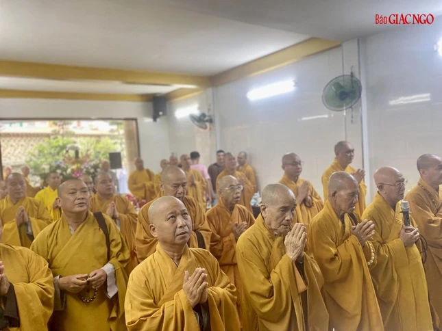 Chư tôn đức nhất tâm cầu nguyện