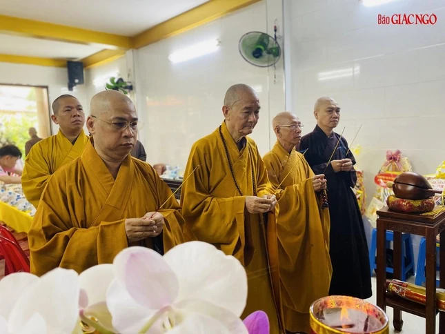 Ban Chứng minh, Ban Trị sự Phật giáo quận Phú Nhuận thắp hương tưởng niệm