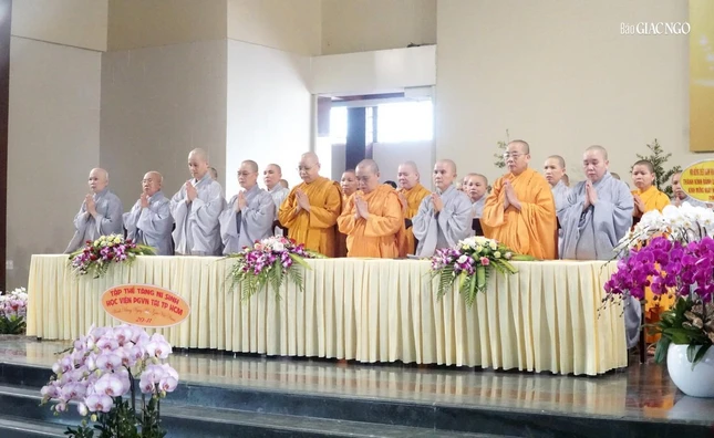 Chư Ni giảng viên của học viên tham dự lễ tri ân