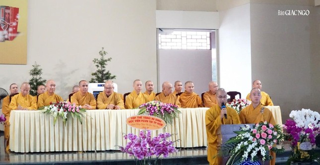 Chư tôn đức Hội đồng Điều hành và giảng viên Tăng tham dự