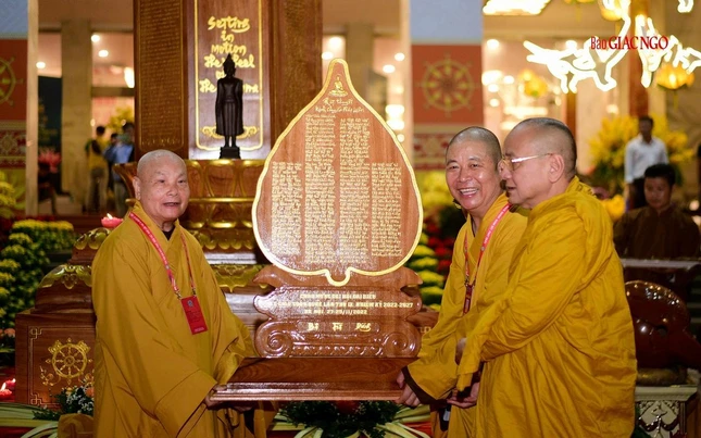 Ban Văn hóa Trung ương cúng dường bản kinh Chuyển pháp luân khắc chữ thư pháp Việt trên gỗ