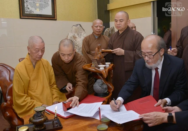 Trưởng lão Hòa thượng cùng lãnh đạo Đại học Hoa Phạm (Đài Loan) ký kết hợp tác