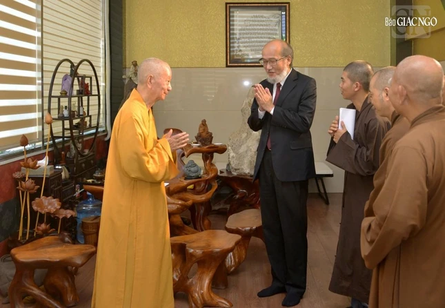 Tiến sĩ Lâm Tùng Nhất cảm ơn sự tiếp đón của Trưởng lão Hòa thượng dành cho Đại học Hoa Phạm