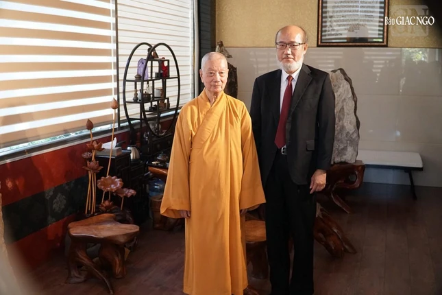 Trưởng lão Hòa thượng chụp hình lưu niệm cùng Tiến sĩ Lâm Tùng Nhất