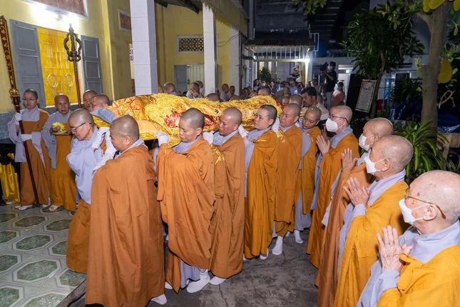 Môn đồ pháp quyến cung thỉnh nhục thân Ni trưởng rời trượng thất Môn đồ pháp quyến cung thỉnh nhục thân Ni trưởng rời trượng thất