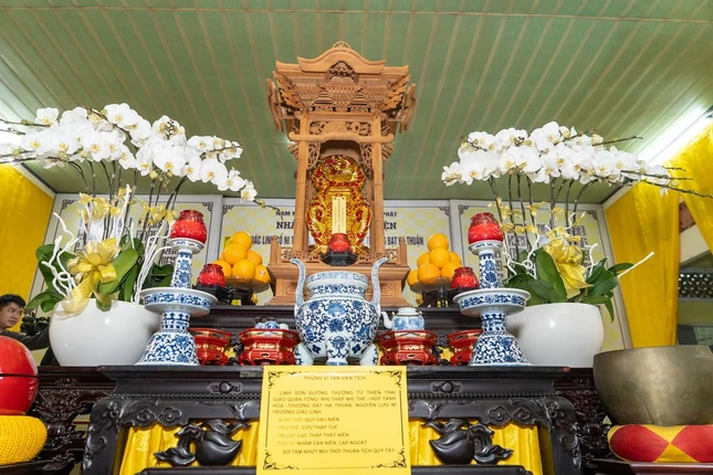 Linh đường được thiết trí trang nghiêm tại chùa Linh Sơn, nơi gắn bó với cuộc đời hành đạo và nhiếp hóa đồ chúng của Ni trưởng Thích nữ Đạt Thuận Linh đường được thiết trí trang nghiêm tại chùa Linh Sơn, nơi gắn bó với cuộc đời hành đạo và nhiếp hóa đồ chúng của Ni trưởng Thích nữ Đạt Thuận