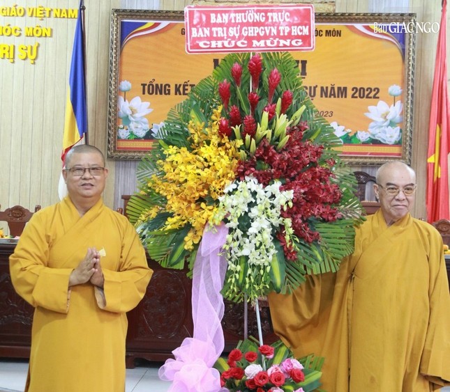 Hòa thượng Thích Nhật Hỷ tặng hoa chúc mừng