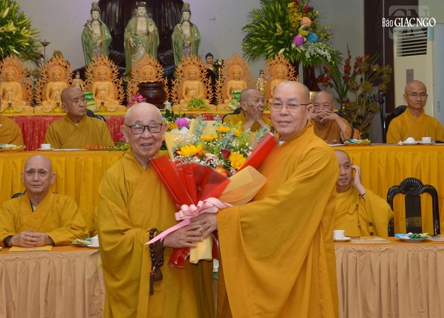 Thượng tọa Thích Đạt Đức tặng hoa chúc mừng Trưởng lão Hòa thượng Thích Như Tín được suy tôn Ủy viên Thường trực Hội đồng Chứng minh GHPGVN