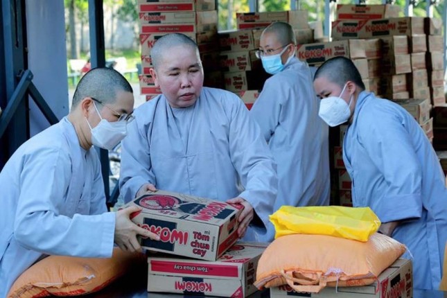 Ni sư Thích nữ Như Nguyệt trao quà đến những hộ nghèo Ni sư Thích nữ Như Nguyệt trao quà đến những hộ nghèo