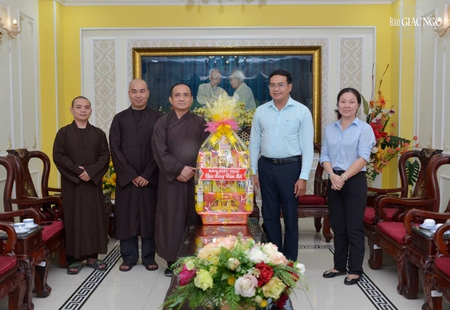 Chụp ảnh lưu niệm tại Ủy ban MTTQVN TP.HCM