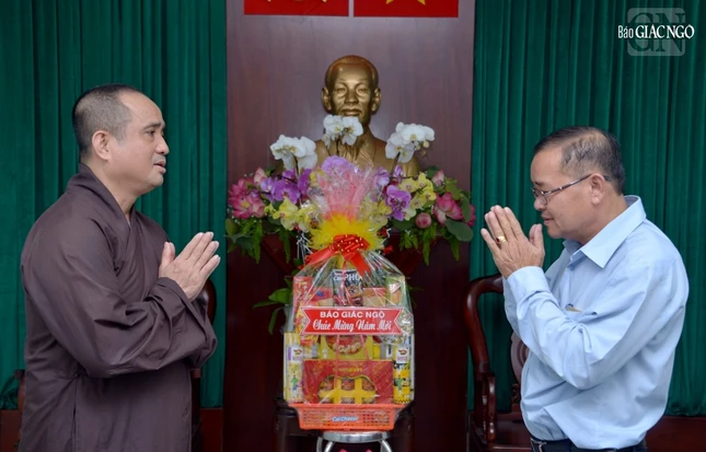 Ông Nguyễn Trung Thành, Trưởng phòng Dân tộc - Tôn giáo Ban Dân vận Thành ủy trân trọng cảm ơn lời chúc Tết của Thượng tọa Thích Tâm Hải