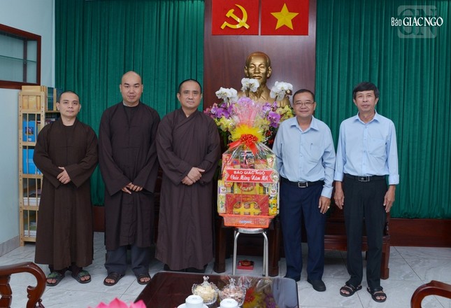 Báo Giác Ngộ tặng quà Tết đến lãnh đạo Ban Dận vận Thành ủy Báo Giác Ngộ tặng quà Tết đến lãnh đạo Ban Dận vận Thành ủy