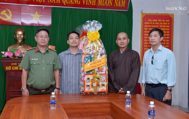 Tặng quà Tết đến Ban Chỉ huy Công an Q.3