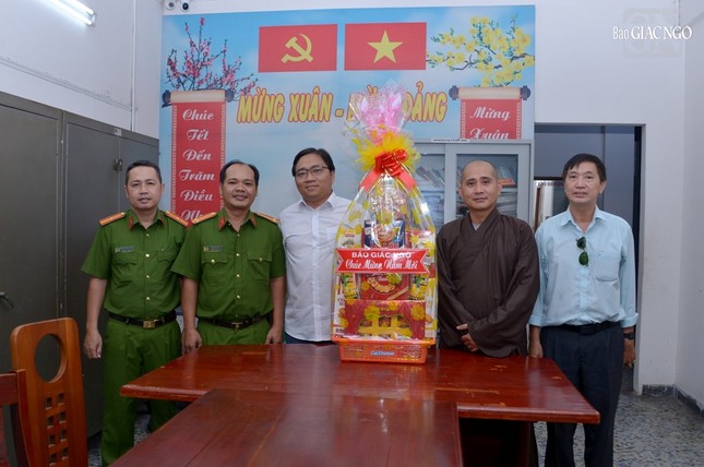 Công an P.Võ Thị Sáu, Q.3 đón tiếp đoàn Báo Giác Ngộ đến thăm, chúc Tết Công an P.Võ Thị Sáu, Q.3 đón tiếp đoàn Báo Giác Ngộ đến thăm, chúc Tết