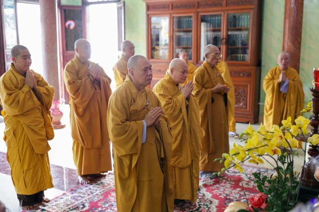 Hòa thượng Chủ tịch Hội đồng Trị sự và Ban Thường trực Hội đồng Trị sự nhất tâm tưởng niệm Quốc sư Thích Phước Huệ - Ảnh: Công Minh