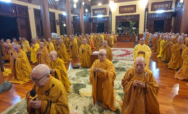 Chư tôn đức niêm hương bạch Phật