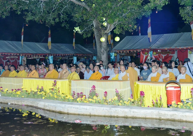 Chư Tăng Ni, Phật tử tham dự khóa lễ Chư Tăng Ni, Phật tử tham dự khóa lễ