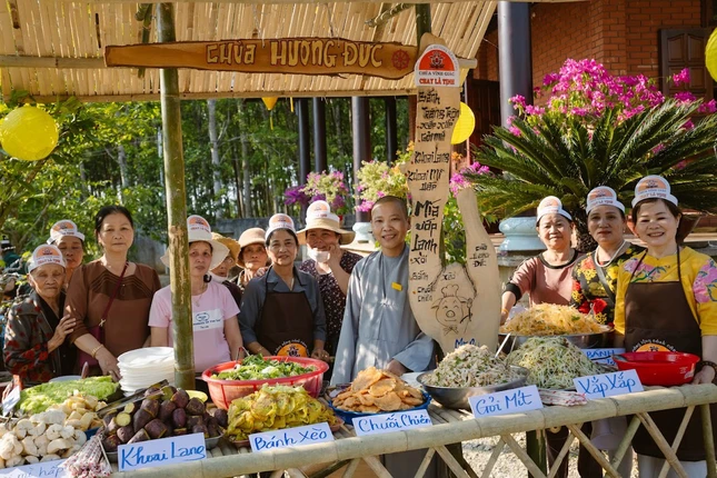 Gian hàng ẩm thực chay của chùa Hương Đức Gian hàng ẩm thực chay của chùa Hương Đức