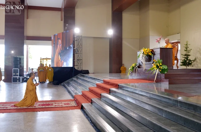 Thượng tọa Thích Phước Lượng tác bạch thỉnh Đức Pháp chủ khai thị đến Tăng, Ni và Phật tử