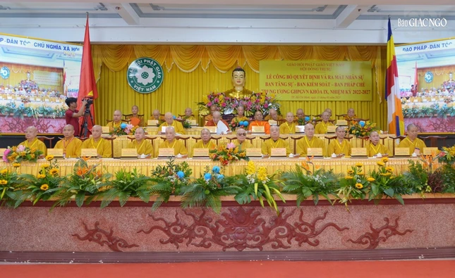 Chư tôn đức Chứng minh và Chủ tọa tại lễ ra mắt nhân sự các ban