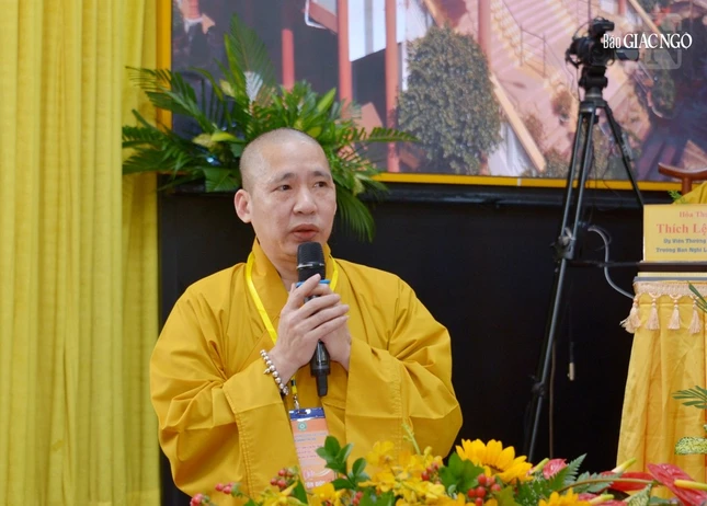 Thượng tọa Thích Thanh Tuấn, Phó Tổng Thư ký Hội đồng Trị sự kiêm Chánh Văn phòng I công bố nhân sự ban Tăng sự T.Ư