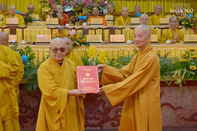 Đức Pháp Chủ GHPGVN trao quyết định đến Hòa thượng Thích Thiện Nhơn, Chủ tịch Hội đồng Trị sự kiêm Trưởng ban Tăng sự T.Ư nhiệm kỳ IX (2022-2027)