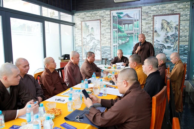 Thượng tọa Thích An Trung đóng góp ý tại phiên họp Thượng tọa Thích An Trung đóng góp ý tại phiên họp