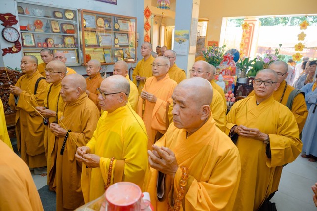 Chư tôn đức Chứng minh Ban Trị sự Phật giáo các quận huyện; Ban Nghi lễ T.Ư và Ban Trị sự Phật giáo Q.Tân Bình dâng hương tưởng niệm