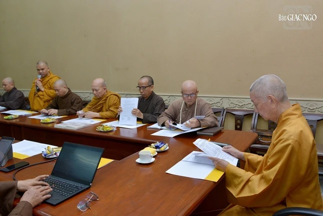 Trưởng lão Hòa thượng Viện trưởng và chư tôn đức nghiên cứu các nội dung trước khi thảo luận