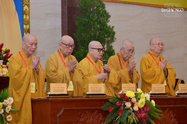 Chư tôn Trưởng lão Hòa thượng Hội đồng Chứng minh, Hòa thượng Thích Thiện Nhơn, Chủ tịch Hội đồng Trị sự chứng minh lễ ra mắt nhân sự Ban Nghi lễ T.Ư