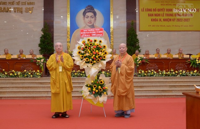 Hòa thượng Thích Thanh Nhiễu trao lẵng hoa của Hội đồng Trị sự GHPGVN chúc mừng lễ ra mắt Ban Nghi lễ T.Ư đến Hòa thượng Thích Lệ Trang