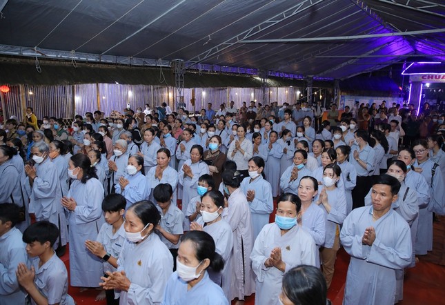 Phật tử các đạo tràng tham dự lễ nhập kim quan Phật tử các đạo tràng tham dự lễ nhập kim quan