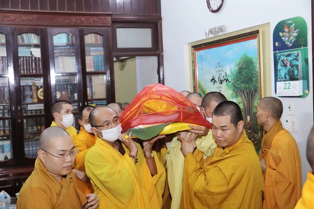 Huynh đệ và pháp hữu thỉnh nhục thể Đại đức thích Viên Hải rời liêu phòng đến Giác linh đường